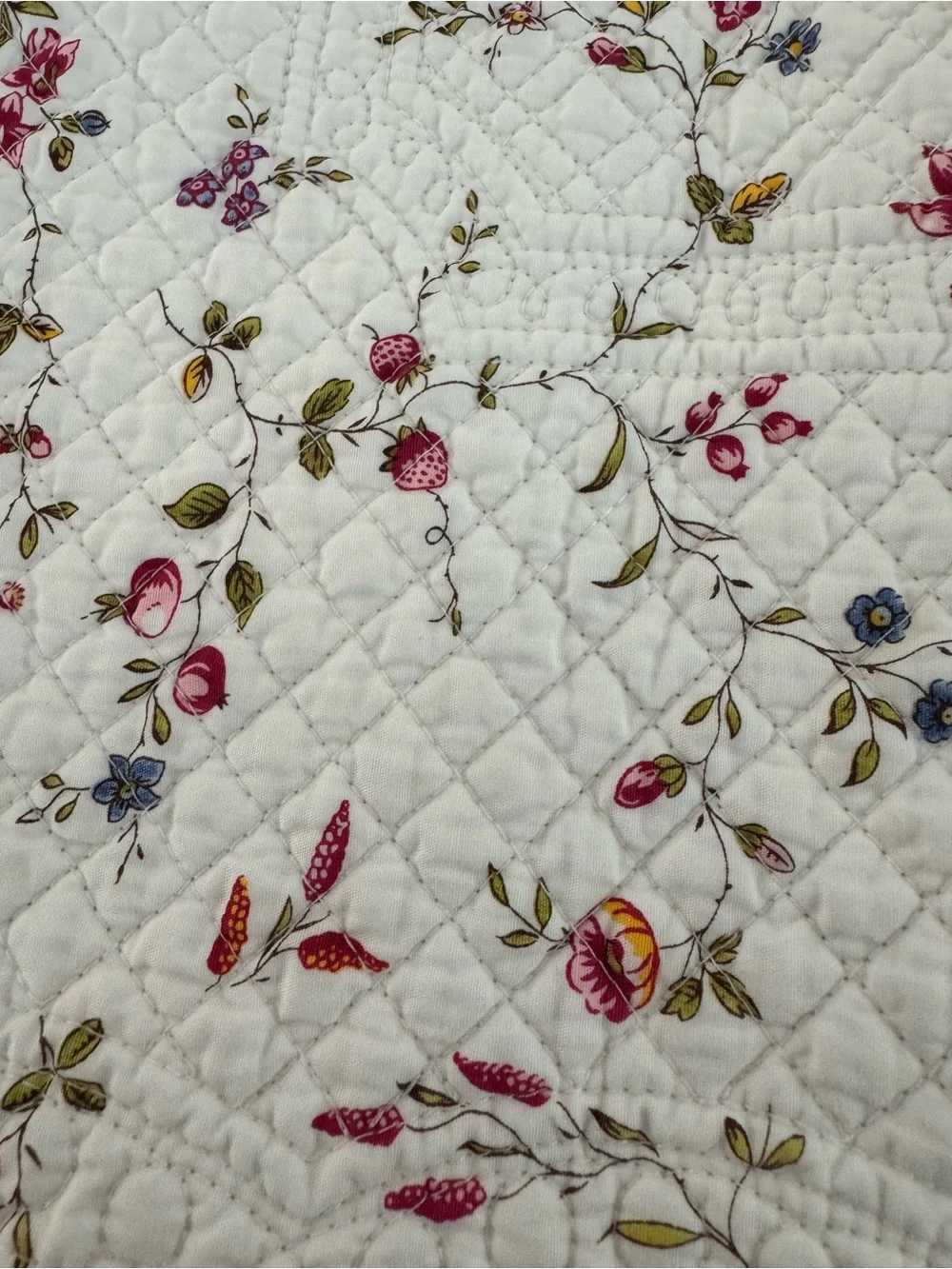 Williams Sonoma Botanical Strawberry Quilted Table Runner -EUC